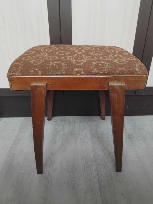 Стара Дървена Табуретка - здрава и стабилна