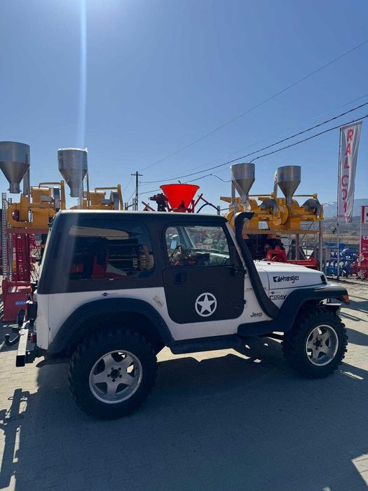 Masina JEEP 2.5 benzina