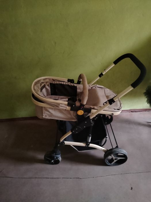 Детская коляска и ходунки.