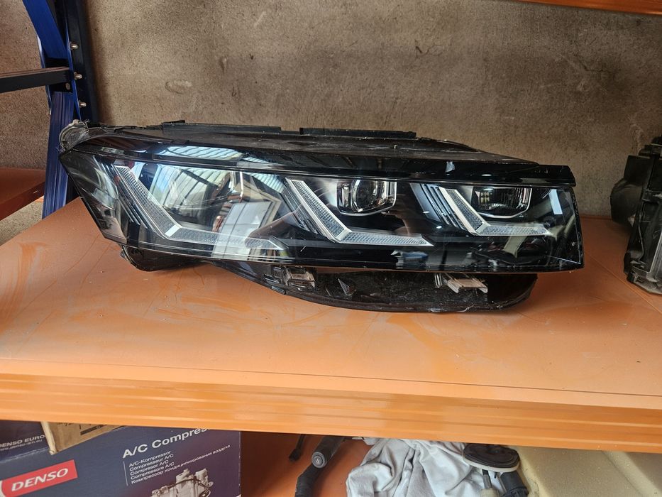 Десен фар със забележки за VW Touareg 2025г