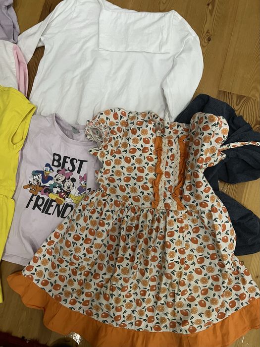 Вещи на девочку 5-6 лет , в хорошем состоянии, есть также игрушки