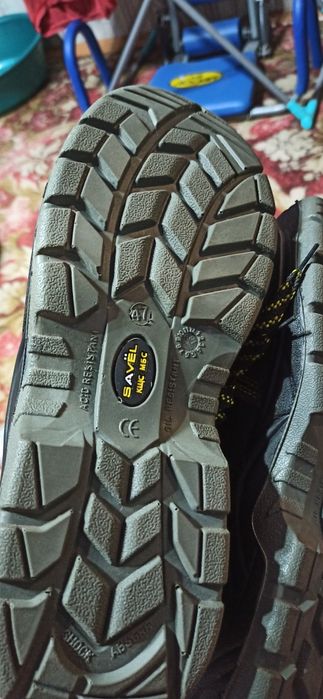 Продам спецобувь.