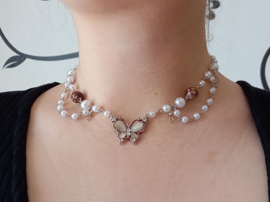 Lănțișor cu mărgele din perle si fluturaș.