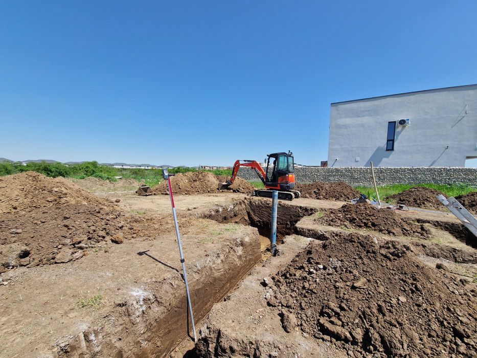 excavator / fundatii / gaz / curent / canalizare / terasamente / fose