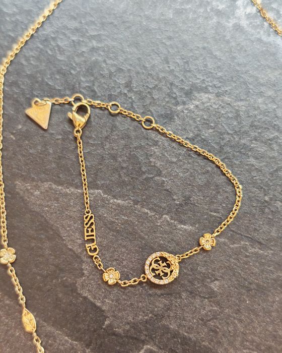 Комплект колие,гривна и обици на guess