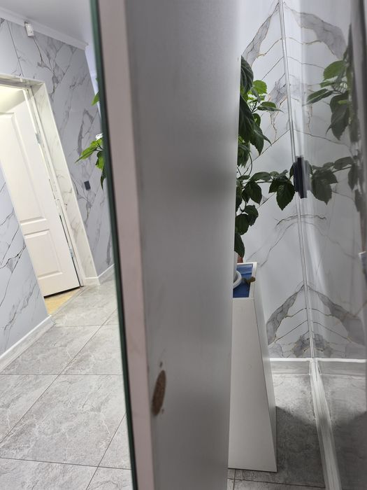 Зеркало было навесное