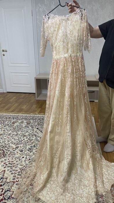 Продаются платья вечерние