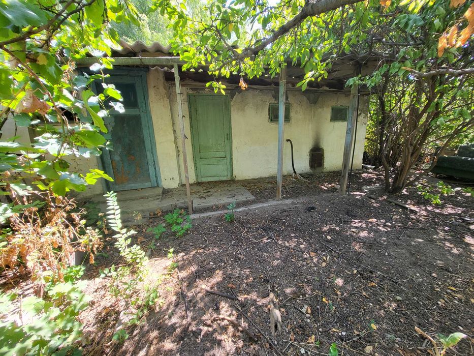 Дача у ручья с новым домом и хозпостройками.