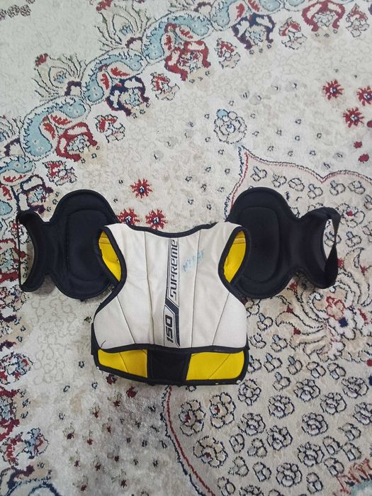 шорты и нагрудник для хоккея