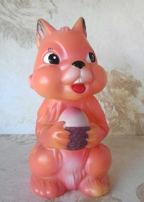 U uni sikadi va u jurnal oqiydi