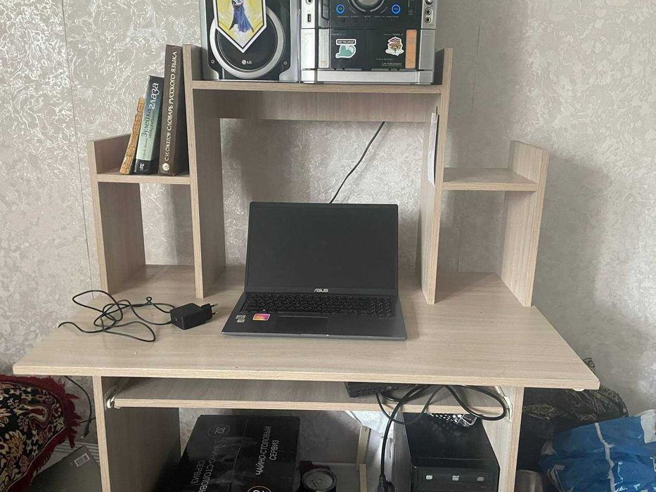 Стол для компьютера и учебы