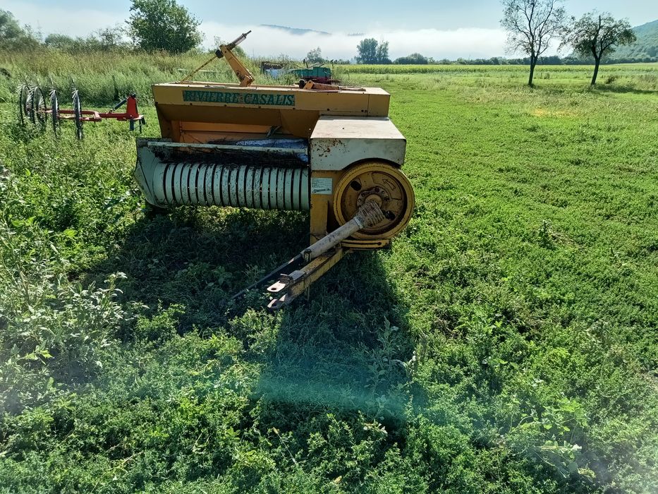 Vând presa de balotat