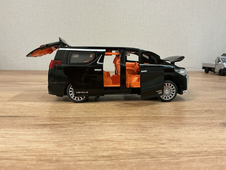 игрушка машинка.