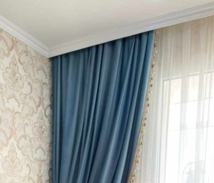 Бирюзовые шторы бархатные с подушками
