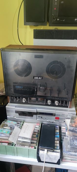Două magnetofoane Akai