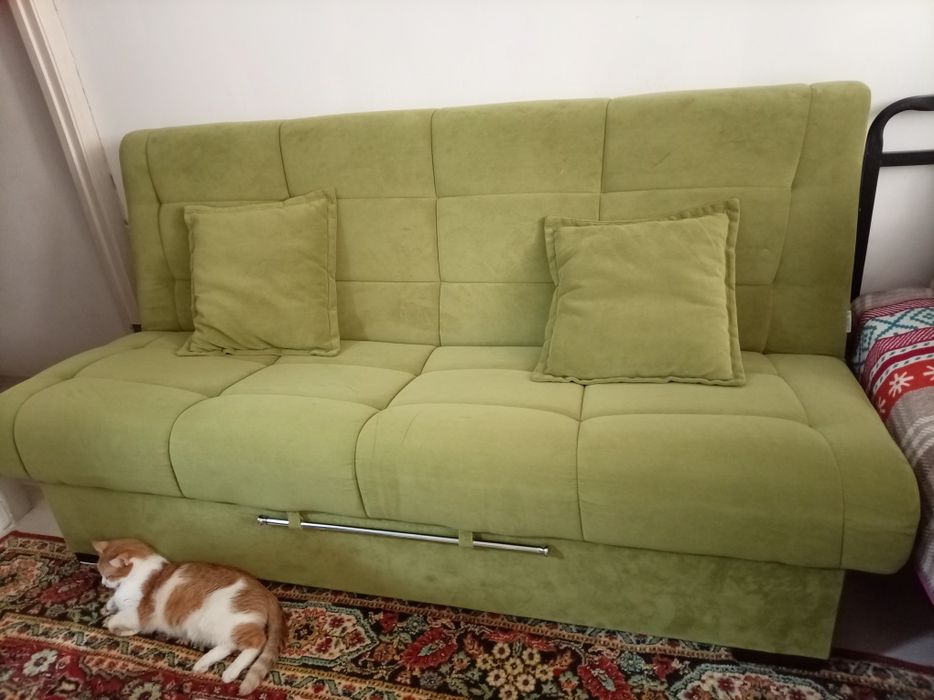 Продам диван раскладной с подушками