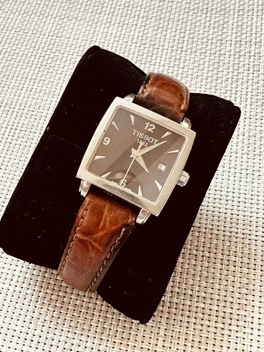 Часовник Tissot оригинален с кутия и документи