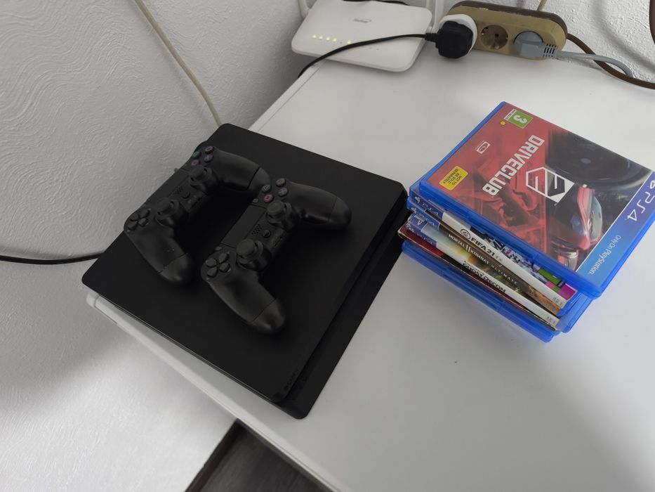 Ps4 perfecta stare de funcționare. Vine însoțit de câteva jocuri