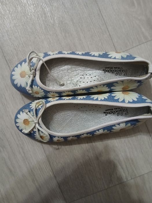 Отдаю  балетки с цветочным окрасом.