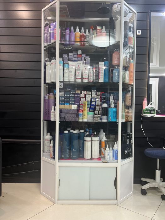 Витрина стеклянная с замком