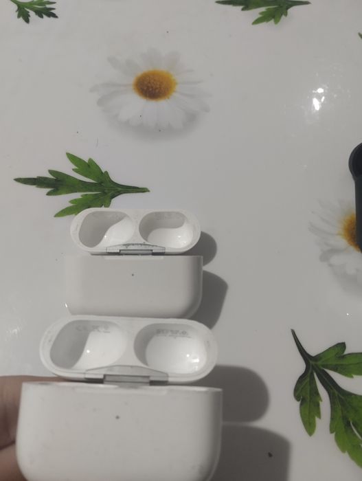 Продам кейсы от apple air pods 2 , pro