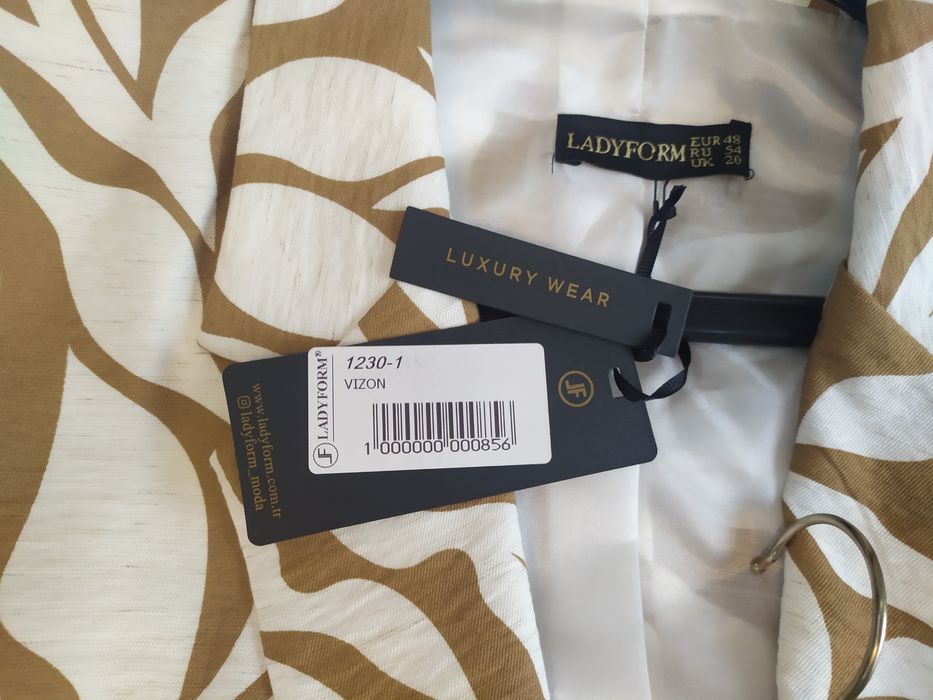 Срочно продается брючный костюм