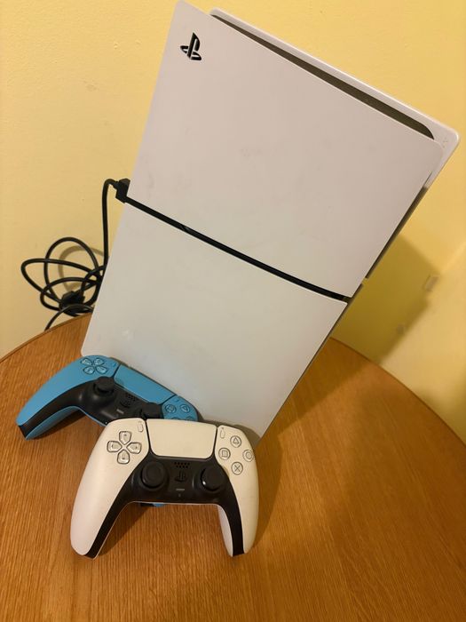 Play Station 5 cu 2 manete