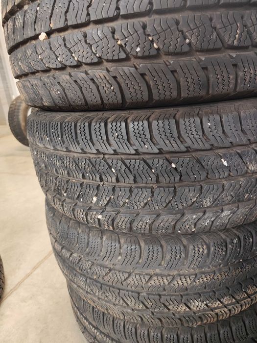 4бр.зимни гуми 225/65/16C Semperit