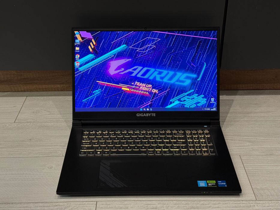 17.3 144hz/ RTX 4050 6gb /i5 12500H /16gb / 512ssd / RGB / Gigabyte