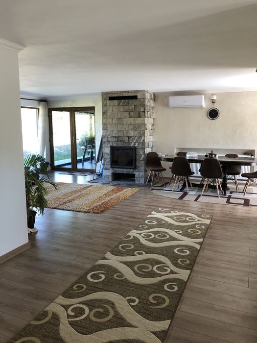 Vand casa cu piscina pe un teren de 50de arii adica 5000 metri patrati