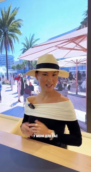 Топ с белым декольте