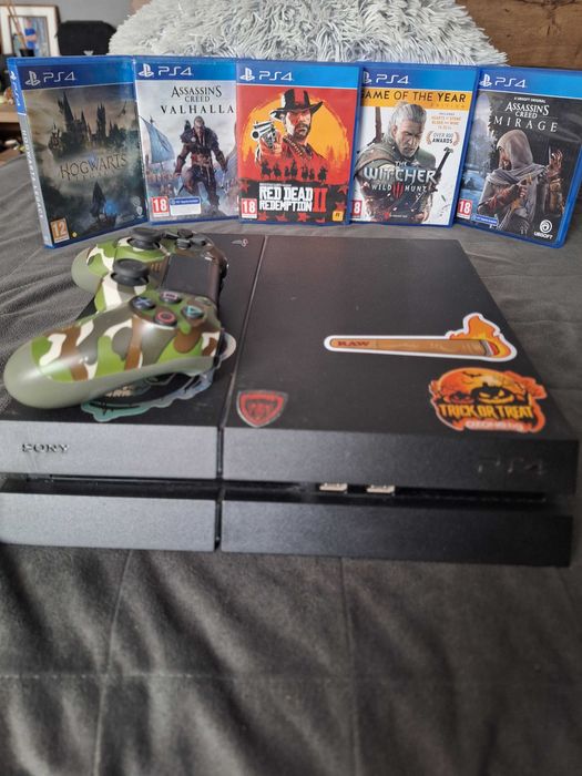 PlayStation 4 с 2 контролера и 7 игри