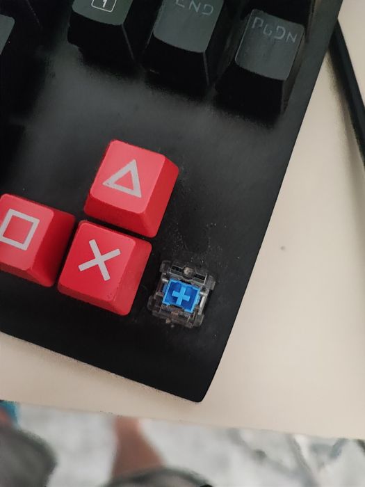 Настолен компютър с монитор, мишка и клавиатура