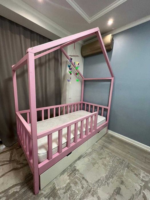 Детская кровать в форме домика