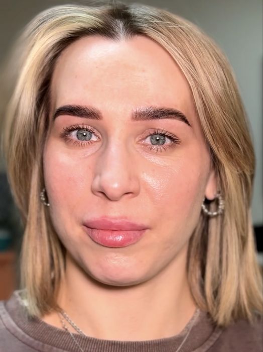 Модель на брови