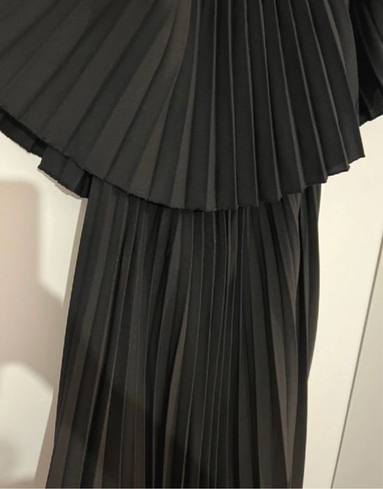 Rochie lunga, neagra, cu umerii goi