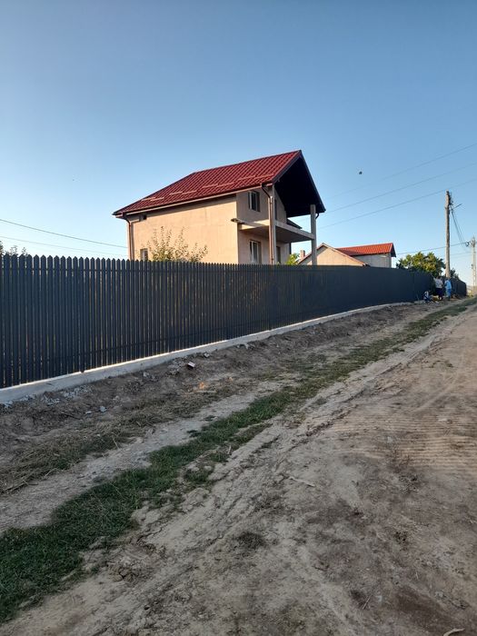 Construim garduri și porți stil jaluzea șipcă metalică tablă cutata