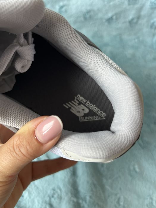 Adidasi New Balance 9060