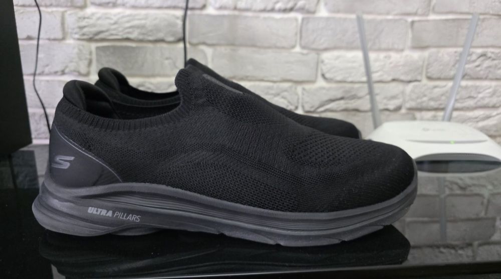 Skechers Go Walk (Ultra Go]