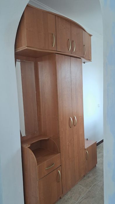 Деревянный шкаф для прихожей