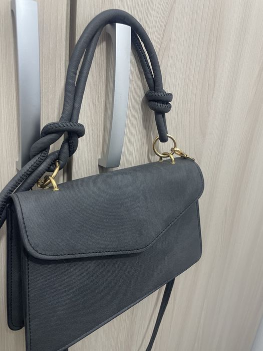 Личные вещи, сумка, джемпер, юбка.