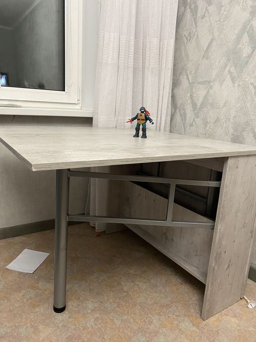 Продам новый стол книжка