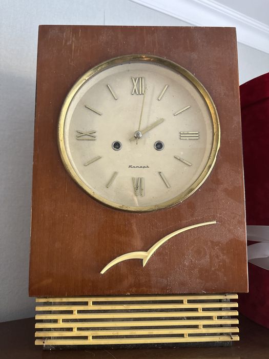 Советские настольные часы янтарь