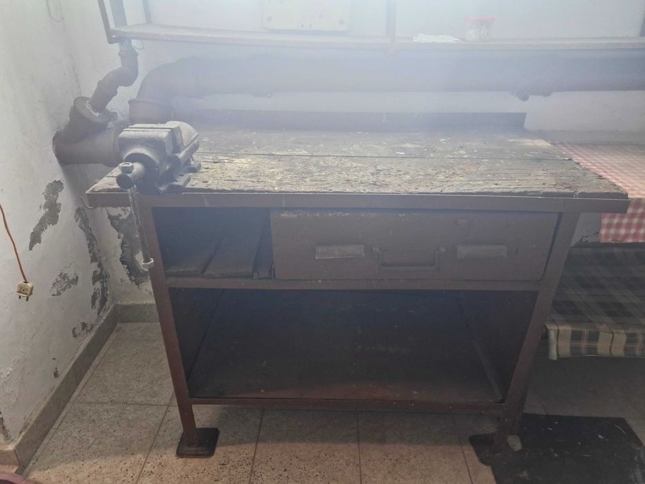 Banc de lucru cu menghina de vanzare