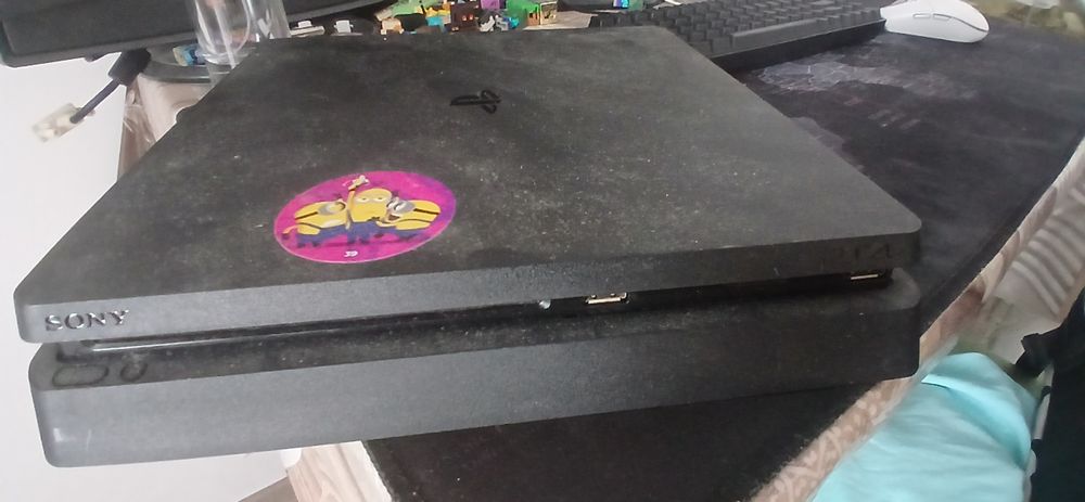 Vand PS4 Slim detali i atat in descriere cat si privat