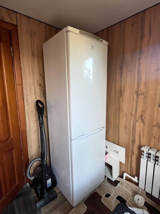 Холодильник Indesit в отличном состоянии
