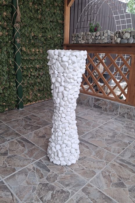 Suport decorativ din beton  pentru flori / ghiveci handmade cu pietre albe .