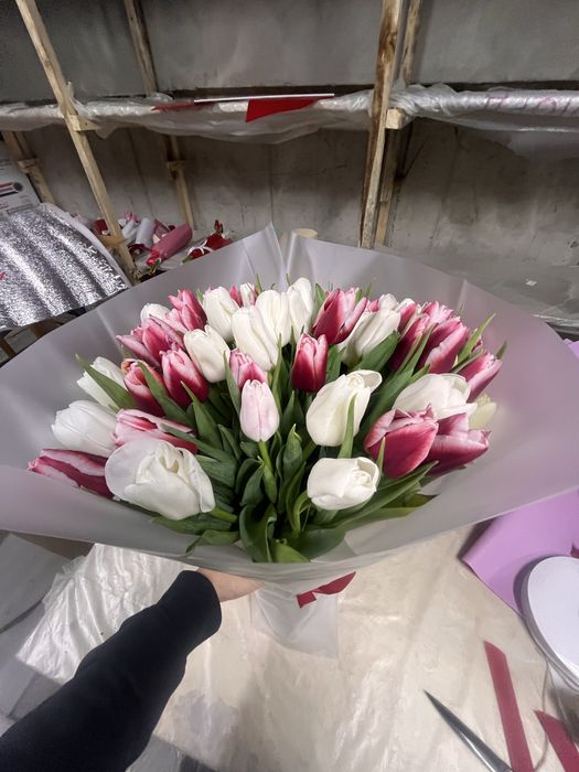 51 тюльпан в красивом букете