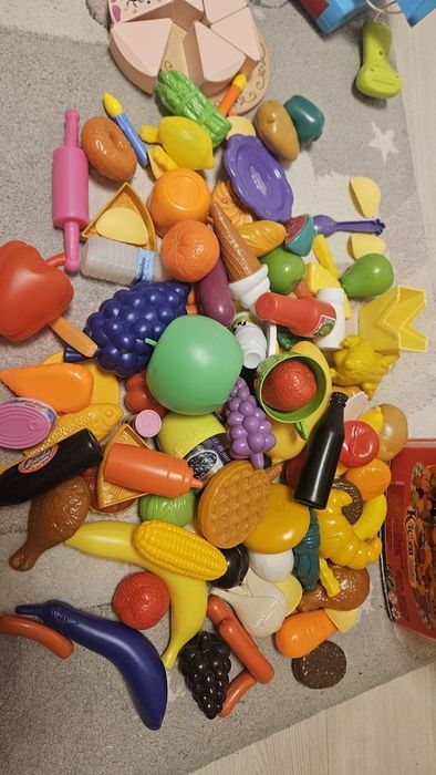 Тостер, торта, кафе машина,плодове и зеленчуци