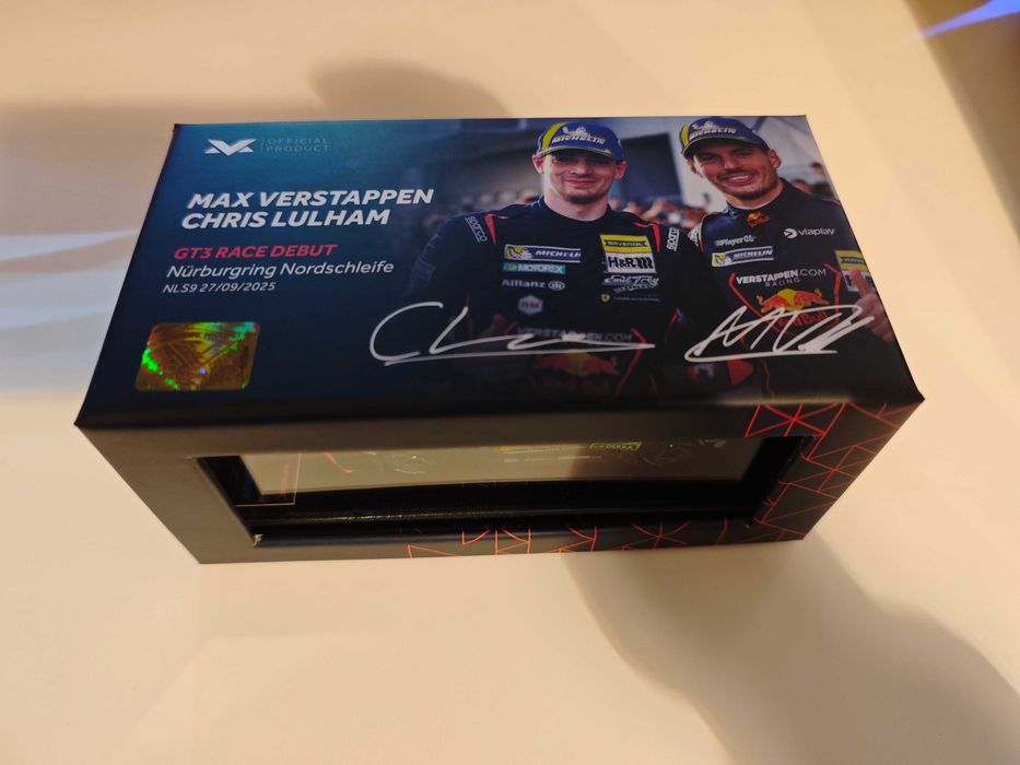 Продавам чисто нов Max Verstappen & Chris Lulham 1:48 модел